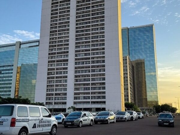 Edifício do Hotel Torre Palace em Brasília com barreiras e viaturas de segurança para implosão, em estilo fotojornalístico.