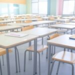 Escola pública em Brasília com materiais escolares, representando depósito de créditos para alunos pelo GDF.