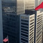 Edifício de escritórios em São Paulo com bandeiras dos EUA e China, representando acordo de joint venture do TikTok.