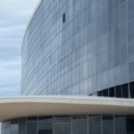 Edifício da CLDF em Brasília com símbolos de pedidos de impeachment e crise política no DF.