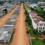 Contraste de áreas no DF: região pobre da SCIA ao lado de mansões no Lago Sul, ilustrando abismo na renda per capita.