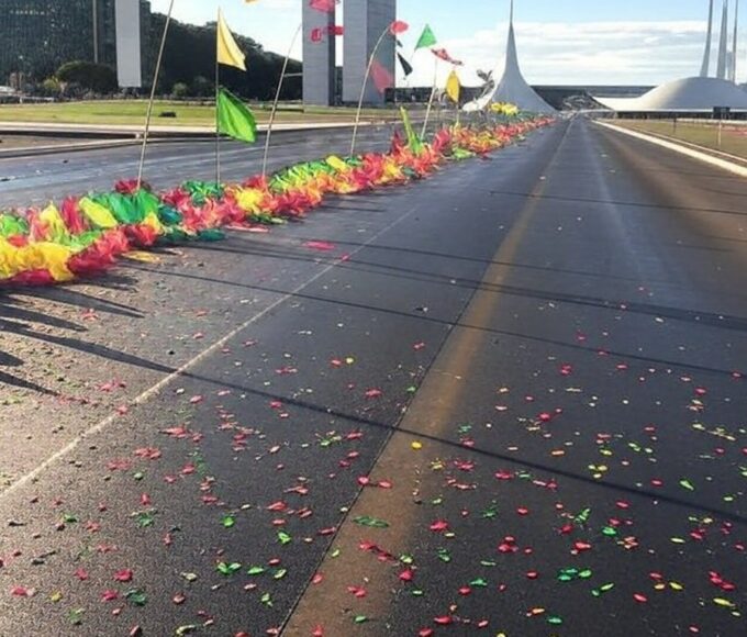 Rua de Brasília decorada com bandeiras e confetes para o DF Folia 2026, representando blocos de carnaval.