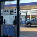 Posto de gasolina em Brasília aguardando redução no preço da gasolina pela Petrobras.