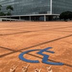 Edifício da Câmara Legislativa do DF em Brasília, destacando falhas na inclusão de Libras.