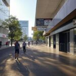 Rua em Brasília com agências lotéricas e outdoors de apostas, representando estudo sobre perfil de apostadores no Distrito Federal.