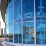 Sala de exame oftalmológico em hospital brasileiro com equipamentos para cirurgia de catarata.