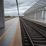 Estação de metrô em Brasília com painéis vazios, representando transparência tardia nos custos do transporte público no DF aprovado pela CLDF.