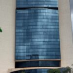 Edifício do Tribunal de Justiça no DF com bandeiras a meio mastro em sinal de luto pela morte de desembargador.