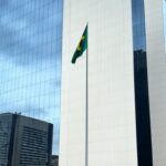 Edifício do TJDFT em Brasília com bandeira a meio mastro, representando luto pela morte do desembargador Maurício Miranda.