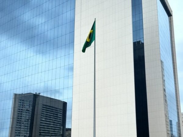 Edifício do TJDFT em Brasília com bandeira a meio mastro, representando luto pela morte do desembargador Maurício Miranda.