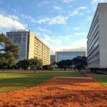 Campus da UnB em Brasília com terrenos amplos sob revisão para venda bilionária em 2026.