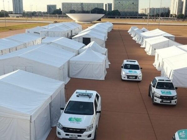Centro de acolhimento para pessoas em situação de rua no Plano Piloto de Brasília, com tendas e veículos oficiais.