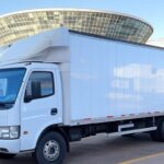 Carreta com serviços gratuitos de emprego na Rodoviária de Brasília, ambientada na capital federal.