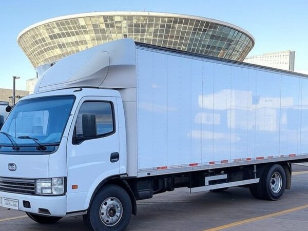 Carreta com serviços gratuitos de emprego na Rodoviária de Brasília, ambientada na capital federal.