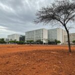 Área urbana em Brasília com desigualdades na arborização, destacando atrasos na política ambiental.