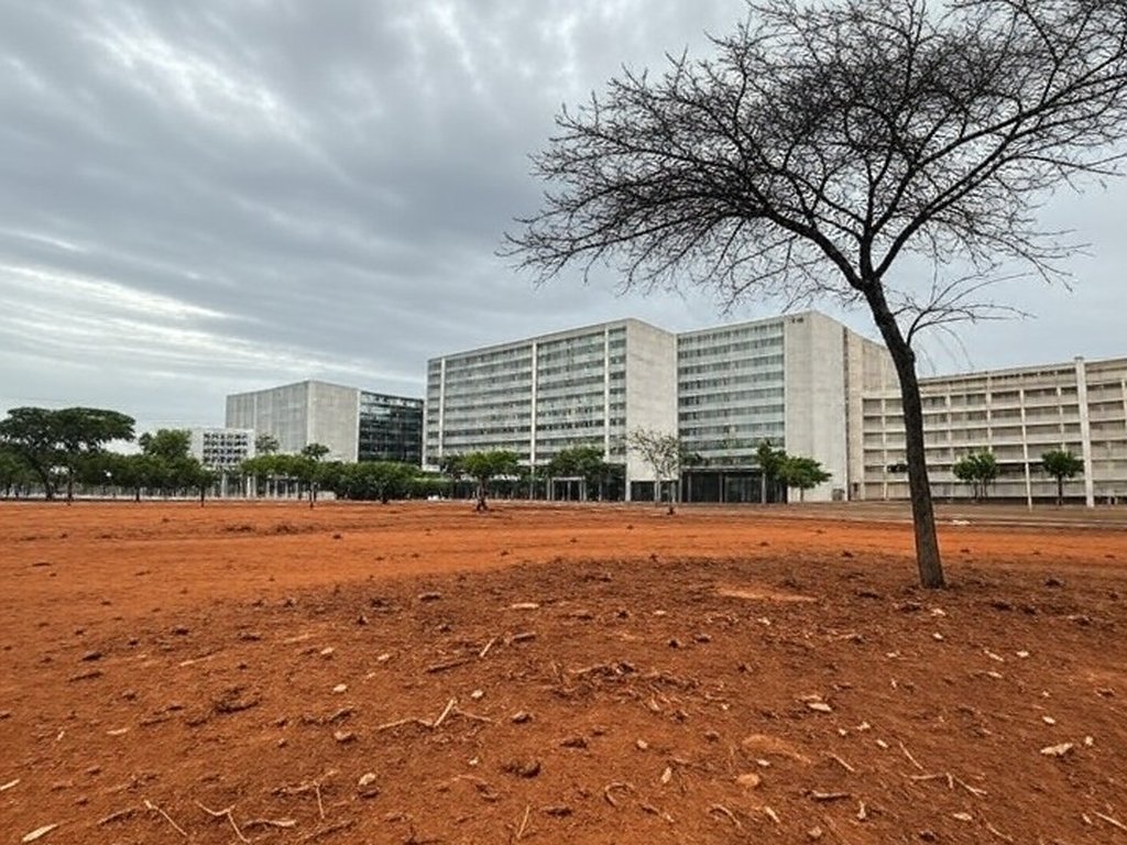 Área urbana em Brasília com desigualdades na arborização, destacando atrasos na política ambiental.