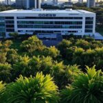 Fachada da sede da Caesb em Brasília, simbolizando divulgação de resultados provisórios de avaliações em concurso.