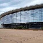 Edifício governamental em Brasília com documentos e símbolos de finanças públicas sobrecarregadas, destacando desigualdades.