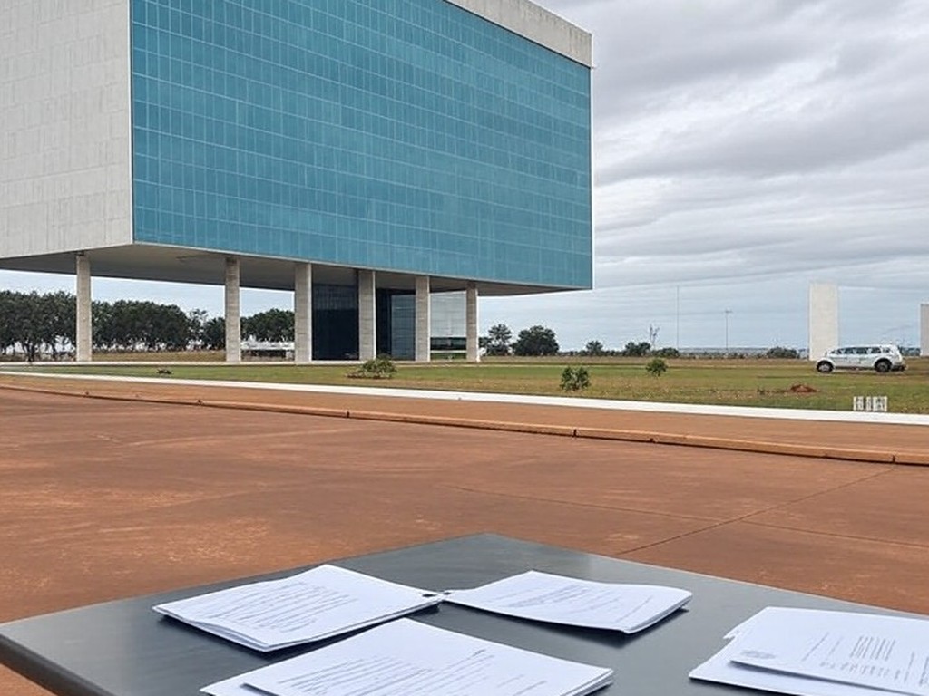 Edifício da Caesb em Brasília com documentos de concurso e relógio indicando prazo apertado, destacando falhas potenciais.