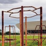 Academia ao ar livre para idosos em Brasília com equipamentos deteriorados, destacando falhas no atendimento.