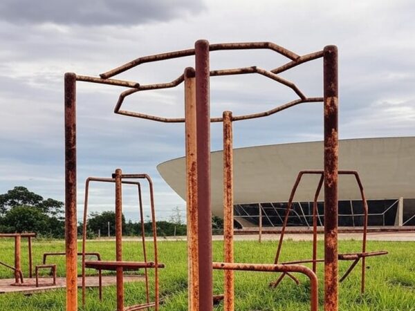 Academia ao ar livre para idosos em Brasília com equipamentos deteriorados, destacando falhas no atendimento.