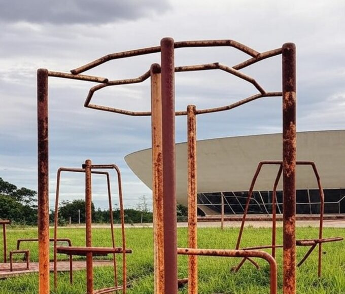 Academia ao ar livre para idosos em Brasília com equipamentos deteriorados, destacando falhas no atendimento.
