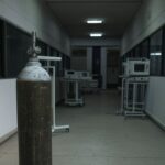 Conta de energia alta ao lado de concentrador de oxigênio em residência de Brasília, destacando custo para oxigenoterapia no DF.