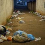 Beco degradado em Brasília com lixo e grafites, representando denúncias de violência e tráfico no Beco do Crack.