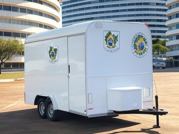 Unidade móvel de emprego da Sedet-DF instalada na Rodoviária de Brasília, com arquitetura local ao fundo.