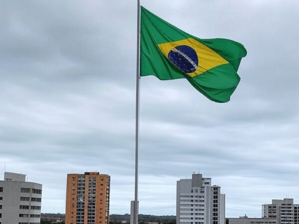 Cemitério europeu com bandeira brasileira sobre túmulo, representando sepultamento de voluntário Kauan Victor morto na Ucrânia.