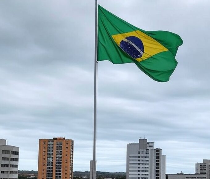 Cemitério europeu com bandeira brasileira sobre túmulo, representando sepultamento de voluntário Kauan Victor morto na Ucrânia.