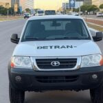 Viatura do Detran-DF em ação educativa de trânsito em avenida de Brasília, promovendo conscientização sobre segurança viária.