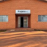 Centro comunitário em Ceilândia com placa do Projeto Viver 60+ para idosos vulneráveis no DF.