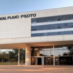 Sede no Plano Piloto de Brasília acolhendo pessoas em situação de rua, com arquitetura moderna e entrada aberta.