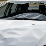 Viatura oficial danificada em acidente, representando ônus aos cofres públicos no Brasil.