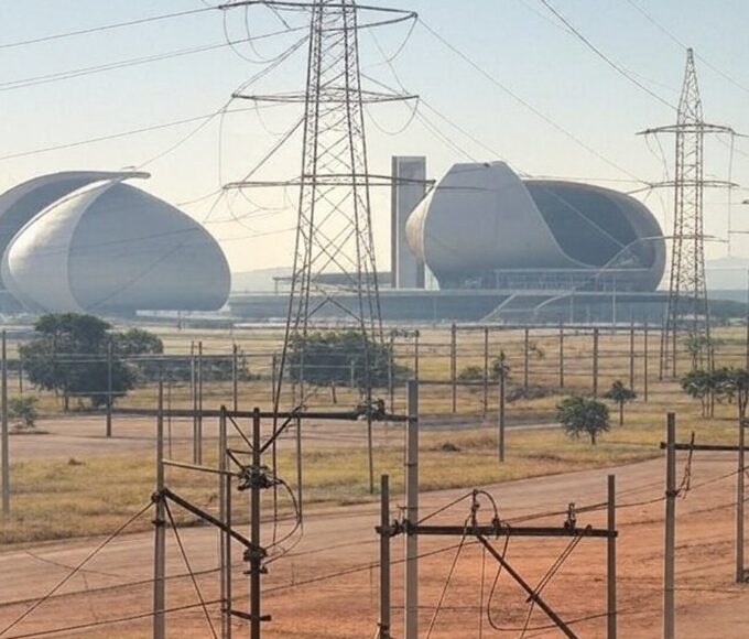 Rede elétrica em manutenção no Plano Piloto e Planaltina, DF, com postes e torres de transmissão.