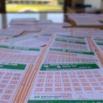 Bilhetes da Mega-Sena acumulada com quina premiada no DF, concurso 2959, em cena brasileira realista.