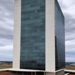 Empreendimento imobiliário em Brasília representando conversão polêmica de licenças em imóveis da Terracap.