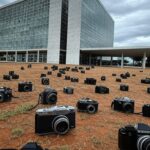 Edifício da CLDF em Brasília com elementos de concurso de fotografia, simbolizando críticas por desperdício.