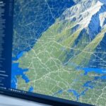 Tela de computador mostrando mapa de montanhas do Piemonte analisado por inteligência artificial.