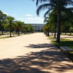 Rua em Brasília com edifícios governamentais, simbolizando cargos para pessoas em situação de rua e reservas de vagas em contratos.