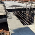 Obras de construção da UPA no Guará, DF, com concretagem da laje em estrutura de prédio moderno.