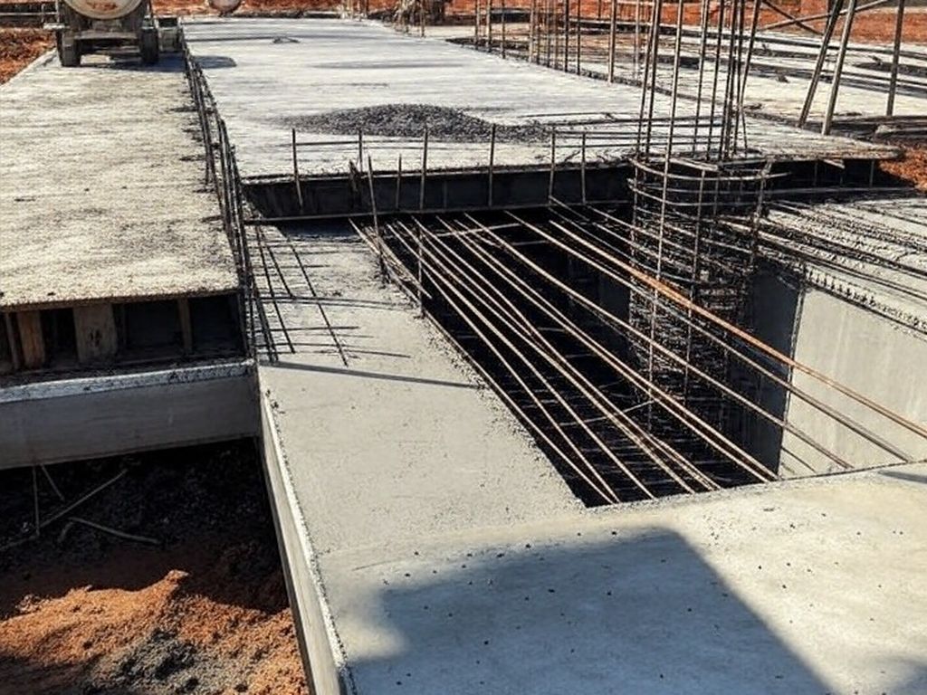 Obras de construção da UPA no Guará, DF, com concretagem da laje em estrutura de prédio moderno.