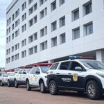 Viatura da Polícia Civil em frente a hospital em Brasília, investigação de mortes suspeitas em unidade de saúde.