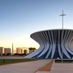 Imagem da Rota da Paz em Brasília, com arquitetura moderna e paisagem tranquila, turistas optando por paz no Carnaval.