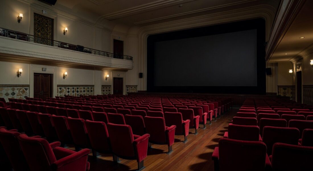 Imagem de marionete em palco vazio de teatro brasileiro, simbolizando morte de ator de O Poderoso Chefão.