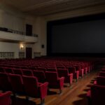 Imagem de marionete em palco vazio de teatro brasileiro, simbolizando morte de ator de O Poderoso Chefão.