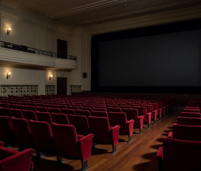 Imagem de marionete em palco vazio de teatro brasileiro, simbolizando morte de ator de O Poderoso Chefão.