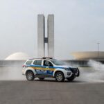 Viatura da PMDF em Brasília com canister de spray de pimenta no chão, em frente ao Congresso Nacional.