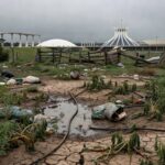 Horta urbana negligenciada em Brasília, com plantas secas e solo árido, ao fundo prédios icônicos, ilustrando falhas na agricultura urbana expostas pela CLDF.